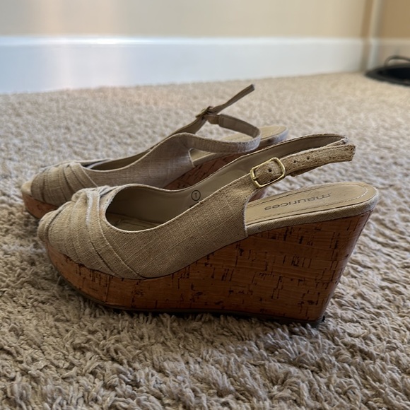 Women’s size 7 beige wedge sandals - Picture 2 of 5
